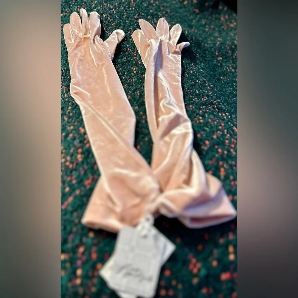 RARE Carolina Amato NWT Light Pink Crushed Velvet Gloves (re: Free People)